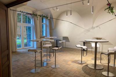 Miniature Location salle Habay (Luxembourg) - Château du Pont d'Oye #11 Façade d'une maison en pierre avec porte beige, fenêtres blanches et environnement boisé en arrière-plan.