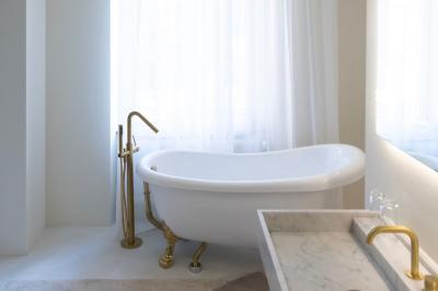 Miniature Location salle Habay (Luxembourg) - Château du Pont d'Oye #15 Façade d'une maison en pierre avec porte beige, fenêtres blanches et environnement boisé en arrière-plan.