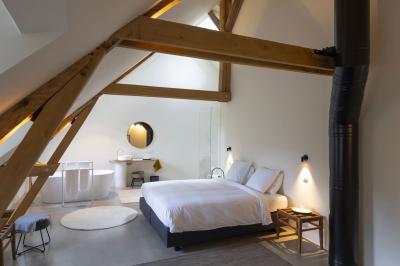 Miniature Location salle Habay (Luxembourg) - Château du Pont d'Oye #16 Façade d'une maison en pierre avec porte beige, fenêtres blanches et environnement boisé en arrière-plan.