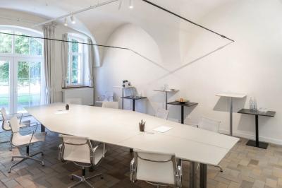 Miniature Location salle Habay (Luxembourg) - Château du Pont d'Oye #4 Façade d'une maison en pierre avec porte beige, fenêtres blanches et environnement boisé en arrière-plan.