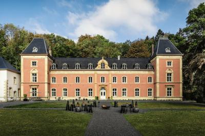 Miniature Location salle Habay (Luxembourg) - Château du Pont d'Oye #3 Façade d'une maison en pierre avec porte beige, fenêtres blanches et environnement boisé en arrière-plan.