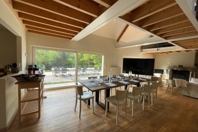 Miniature Location salle Habay (Luxembourg) - Château du Pont d'Oye #4 Chambre mansardée lumineuse avec poutres apparentes, lit double, baignoire, lavabo et poêle noir.