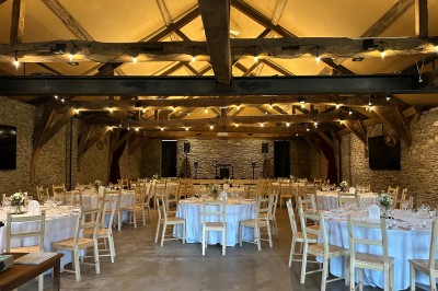 Miniature Location salle Habay (Luxembourg) - Château du Pont d'Oye #10 Chambre mansardée lumineuse avec poutres apparentes, lit double, baignoire, lavabo et poêle noir.