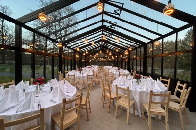 Miniature Location salle Habay (Luxembourg) - Château du Pont d'Oye #2 Chambre mansardée lumineuse avec poutres apparentes, lit double, baignoire, lavabo et poêle noir.