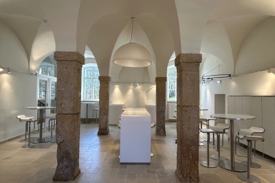 Miniature Location salle Habay (Luxembourg) - Château du Pont d'Oye #7 Chambre mansardée lumineuse avec poutres apparentes, lit double, baignoire, lavabo et poêle noir.