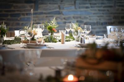Deux colonnes en pierre encadrent un espace avec deux bureaux modernes, éclairés par des lampes murales.