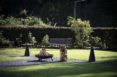 Deux colonnes en pierre encadrent un espace avec deux bureaux modernes, éclairés par des lampes murales.