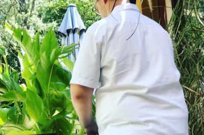 Miniature DJ Troyes (Aube) - LF-ChampagneArdenne #3 Un couple danse dans une salle éclairée par des lumières colorées et entourée de fumée.