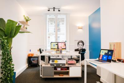 Miniature Arca Productions #2 Trois personnes assises et debout dans un intérieur moderne avec des panneaux muraux décoratifs en arrière-plan.