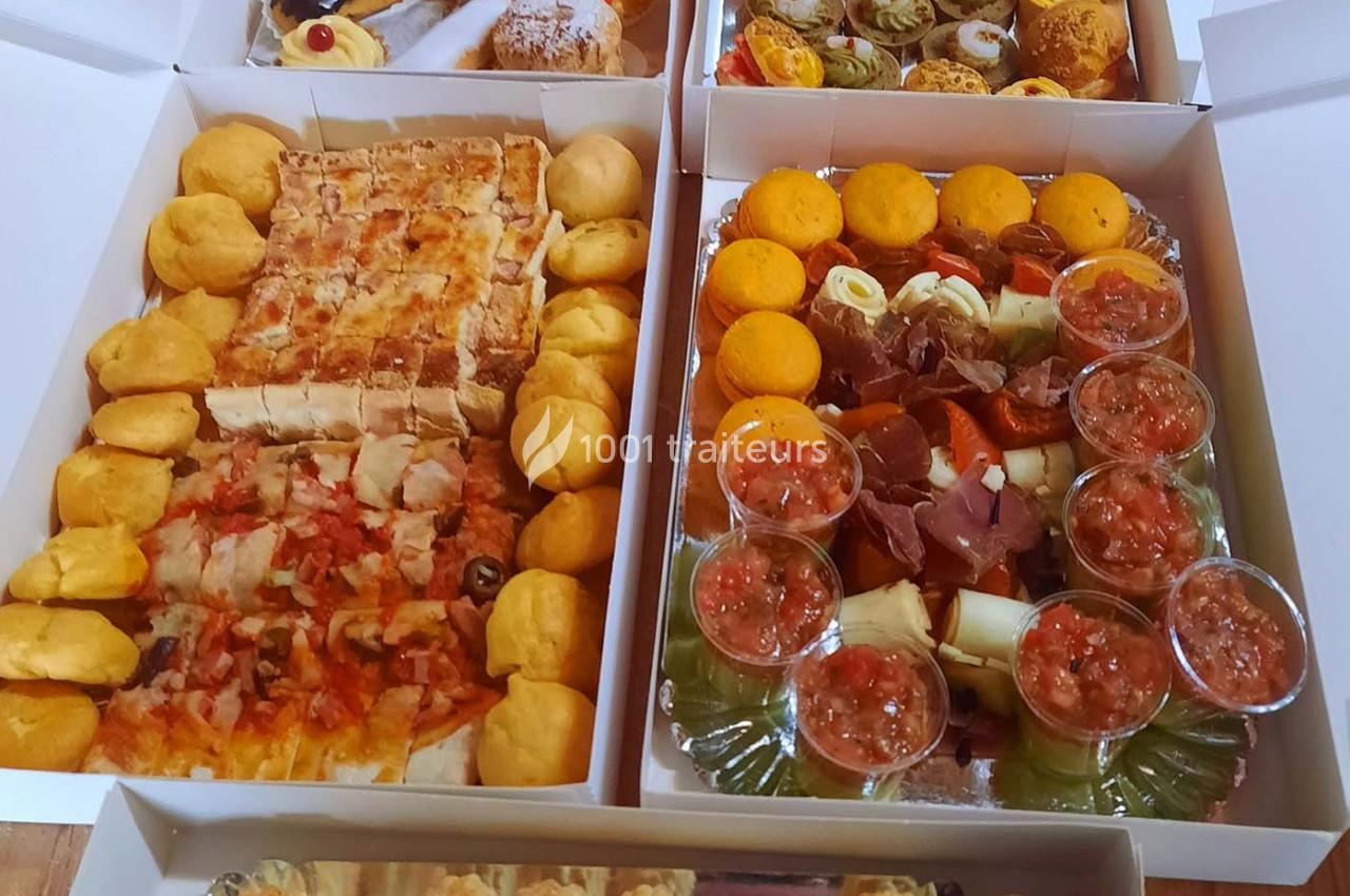 Plateaux de bouchées salées variées comprenant pizzas, feuilletés, verrines et assortiments apéritifs.