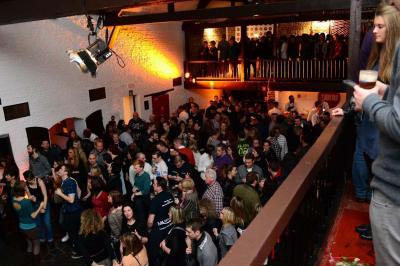 Miniature Location salle Leuze-en-Hainaut (Hainaut) - La Grenouillère #5 Terrasse en bois avec salon de jardin, sauna en forme de tonneau, jacuzzi et clôture en bois, entourée de verdure.
