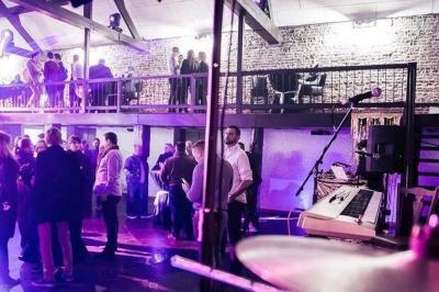 Miniature Location salle Leuze-en-Hainaut (Hainaut) - La Grenouillère #6 Terrasse en bois avec salon de jardin, sauna en forme de tonneau, jacuzzi et clôture en bois, entourée de verdure.