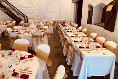 Miniature Location salle Leuze-en-Hainaut (Hainaut) - La Grenouillère #4 Terrasse en bois avec salon de jardin, sauna en forme de tonneau, jacuzzi et clôture en bois, entourée de verdure.