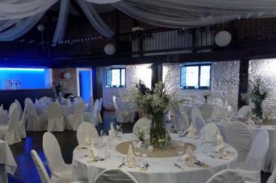 Miniature Location salle Leuze-en-Hainaut (Hainaut) - La Grenouillère #8 Terrasse en bois avec salon de jardin, sauna en forme de tonneau, jacuzzi et clôture en bois, entourée de verdure.