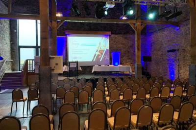 Vue nocturne d'un showroom automobile éclairé, avec une affiche promotionnelle d'un véhicule BMW X1 au premier plan.