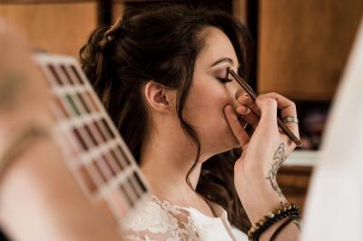 Miniature Mariage Mirage #5 Main avec un tatouage de triangles entrelacés, posée sur des cheveux bruns, bracelet en perles noires visible.