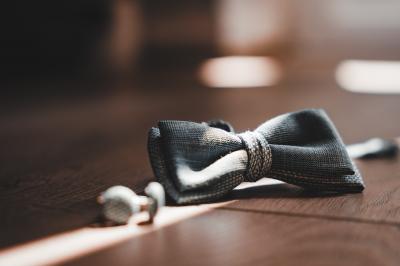 Miniature Mariage Mirage #2 Main avec un tatouage de triangles entrelacés, posée sur des cheveux bruns, bracelet en perles noires visible.