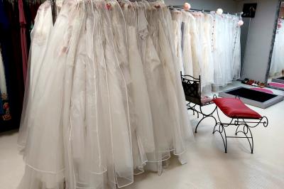 Miniature Palma & Princess #2 Robes élégantes sur mannequins et vêtements suspendus dans une pièce lumineuse avec rangements et cintres.