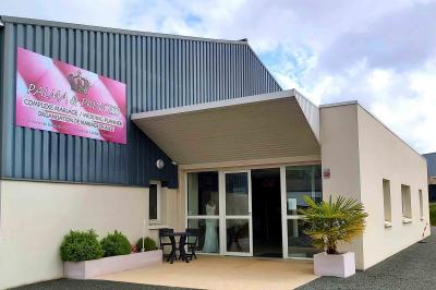 Miniature Palma & Princess #7 Robes élégantes sur mannequins et vêtements suspendus dans une pièce lumineuse avec rangements et cintres.