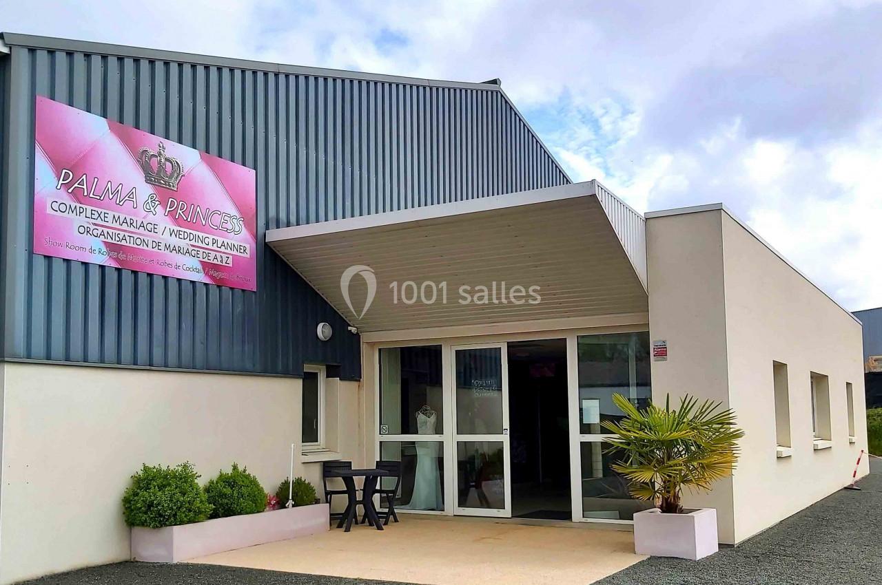 Façade d'un bâtiment moderne avec une enseigne rose indiquant un service d'organisation de mariages.