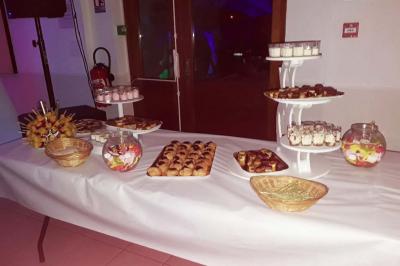 Miniature Traiteur Aups (Var) - Aux Mille Saveurs #2 Un couple coupe un gâteau éclairé de bougies étincelantes lors d'une fête dans une salle décorée.