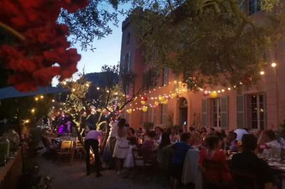 Miniature Traiteur Aups (Var) - Aux Mille Saveurs #3 Un couple coupe un gâteau éclairé de bougies étincelantes lors d'une fête dans une salle décorée.