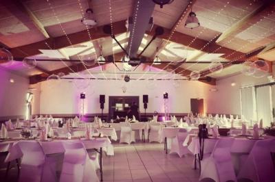 Miniature Traiteur Aups (Var) - Aux Mille Saveurs #4 Un couple coupe un gâteau éclairé de bougies étincelantes lors d'une fête dans une salle décorée.