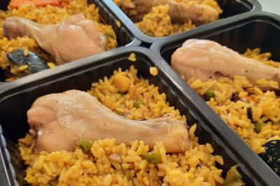 Miniature Traiteur Aups (Var) - Aux Mille Saveurs #7 Un couple coupe un gâteau éclairé de bougies étincelantes lors d'une fête dans une salle décorée.