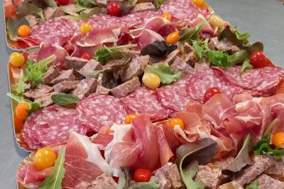 Miniature Traiteur Aups (Var) - Aux Mille Saveurs #10 Un couple coupe un gâteau éclairé de bougies étincelantes lors d'une fête dans une salle décorée.