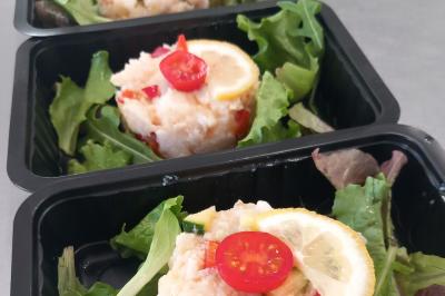 Miniature Traiteur Aups (Var) - Aux Mille Saveurs #12 Un couple coupe un gâteau éclairé de bougies étincelantes lors d'une fête dans une salle décorée.