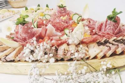 Miniature Traiteur Aups (Var) - Aux Mille Saveurs #13 Un couple coupe un gâteau éclairé de bougies étincelantes lors d'une fête dans une salle décorée.