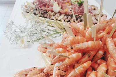 Miniature Traiteur Aups (Var) - Aux Mille Saveurs #15 Un couple coupe un gâteau éclairé de bougies étincelantes lors d'une fête dans une salle décorée.