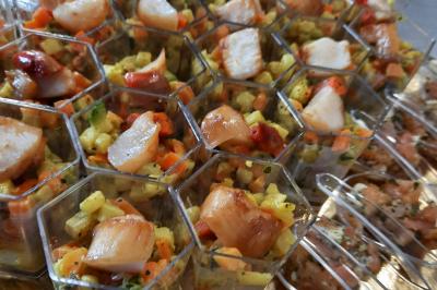 Miniature Traiteur Aups (Var) - Aux Mille Saveurs #22 Un couple coupe un gâteau éclairé de bougies étincelantes lors d'une fête dans une salle décorée.