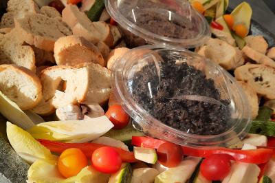 Miniature Traiteur Aups (Var) - Aux Mille Saveurs #23 Un couple coupe un gâteau éclairé de bougies étincelantes lors d'une fête dans une salle décorée.