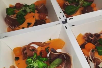 Miniature Traiteur Aups (Var) - Aux Mille Saveurs #24 Un couple coupe un gâteau éclairé de bougies étincelantes lors d'une fête dans une salle décorée.