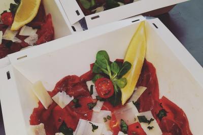 Miniature Traiteur Aups (Var) - Aux Mille Saveurs #25 Un couple coupe un gâteau éclairé de bougies étincelantes lors d'une fête dans une salle décorée.