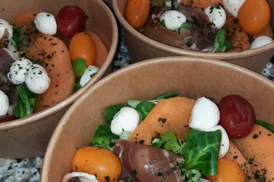 Miniature Traiteur Aups (Var) - Aux Mille Saveurs #26 Un couple coupe un gâteau éclairé de bougies étincelantes lors d'une fête dans une salle décorée.