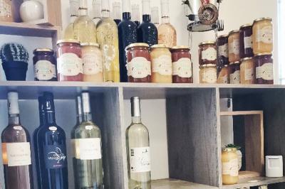 Miniature Traiteur Aups (Var) - Aux Mille Saveurs #27 Un couple coupe un gâteau éclairé de bougies étincelantes lors d'une fête dans une salle décorée.