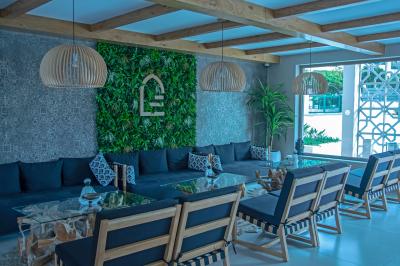 Des jeunes femmes en robes de soirée interagissent avec des résidents d'un établissement, dans une ambiance conviviale.