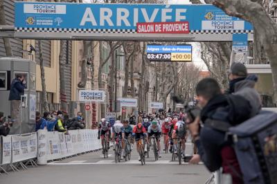Des jeunes femmes en robes de soirée interagissent avec des résidents d'un établissement, dans une ambiance conviviale.