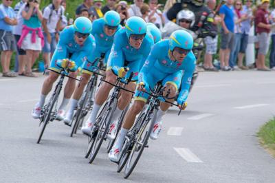 Des jeunes femmes en robes de soirée interagissent avec des résidents d'un établissement, dans une ambiance conviviale.