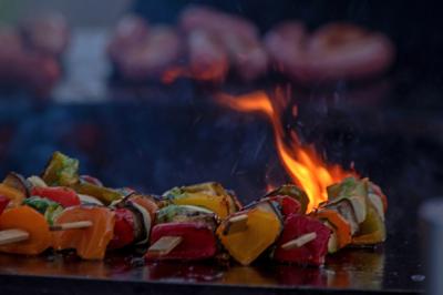 Des jeunes femmes en robes de soirée interagissent avec des résidents d'un établissement, dans une ambiance conviviale.