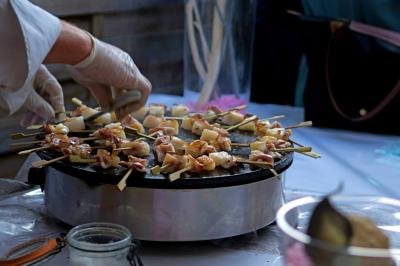 Nouveau-né dormant sur une couverture avec l'inscription ’Keep Calm & Have a’ et un dessin de moustache.