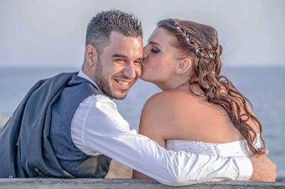 Nouveau-né dormant sur une couverture avec l'inscription ’Keep Calm & Have a’ et un dessin de moustache.