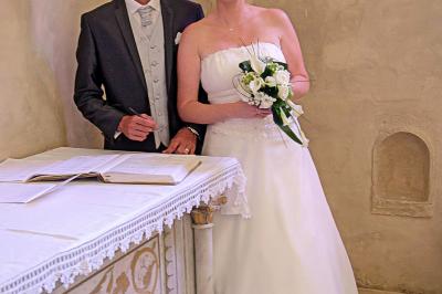 Nouveau-né dormant sur une couverture avec l'inscription ’Keep Calm & Have a’ et un dessin de moustache.