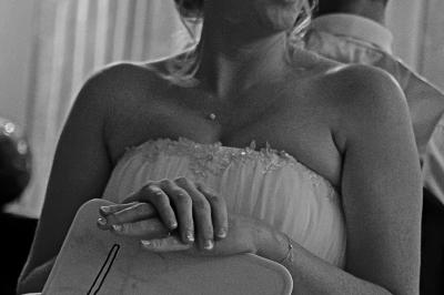 Nouveau-né dormant sur une couverture avec l'inscription ’Keep Calm & Have a’ et un dessin de moustache.