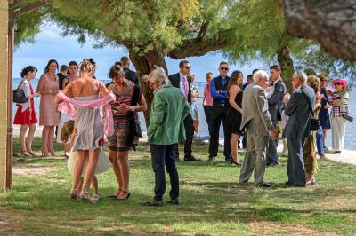 Nouveau-né dormant sur une couverture avec l'inscription ’Keep Calm & Have a’ et un dessin de moustache.