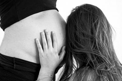 Nouveau-né dormant sur une couverture avec l'inscription ’Keep Calm & Have a’ et un dessin de moustache.