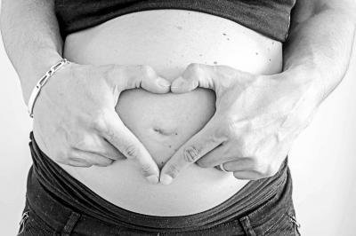 Nouveau-né dormant sur une couverture avec l'inscription ’Keep Calm & Have a’ et un dessin de moustache.