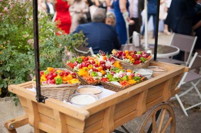 Miniature Traiteur Menucourt (Val-d'Oise) - Ferme aux Saules Traiteur #78 Assiette contenant une mousse verte garnie de persil, accompagnée de tomates rôties et de points de sauce balsamique.